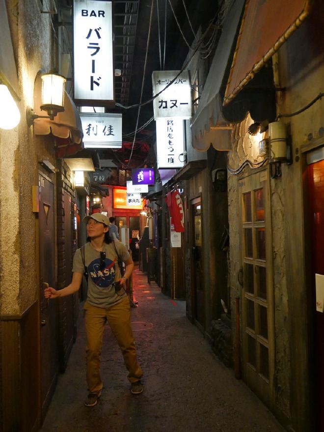 Van explores the corridors of a replica of 1950s Tokyo at the Shin-Yokohama Ramen Museum.