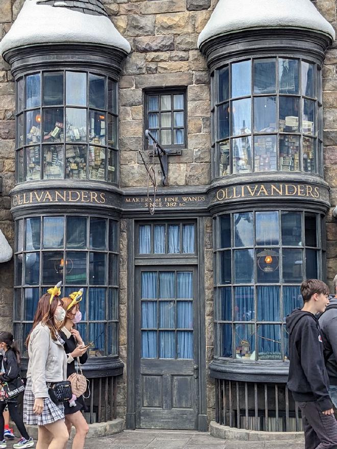 The storefront for Ollivander&rsquo;s wandmaker shop