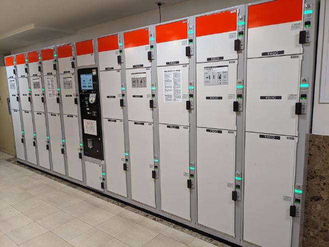 A bank of lockers with three rows of different sizes, ¥400 for small, ¥600 for medium and ¥800 for large.